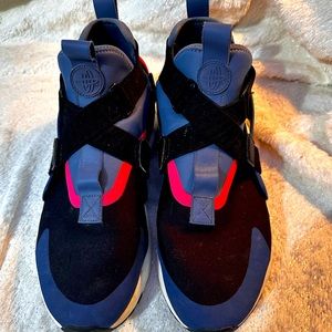 Nike Shoes Womens Air Huarache City Athletic Sneaker Black Pink Blue Size 12.